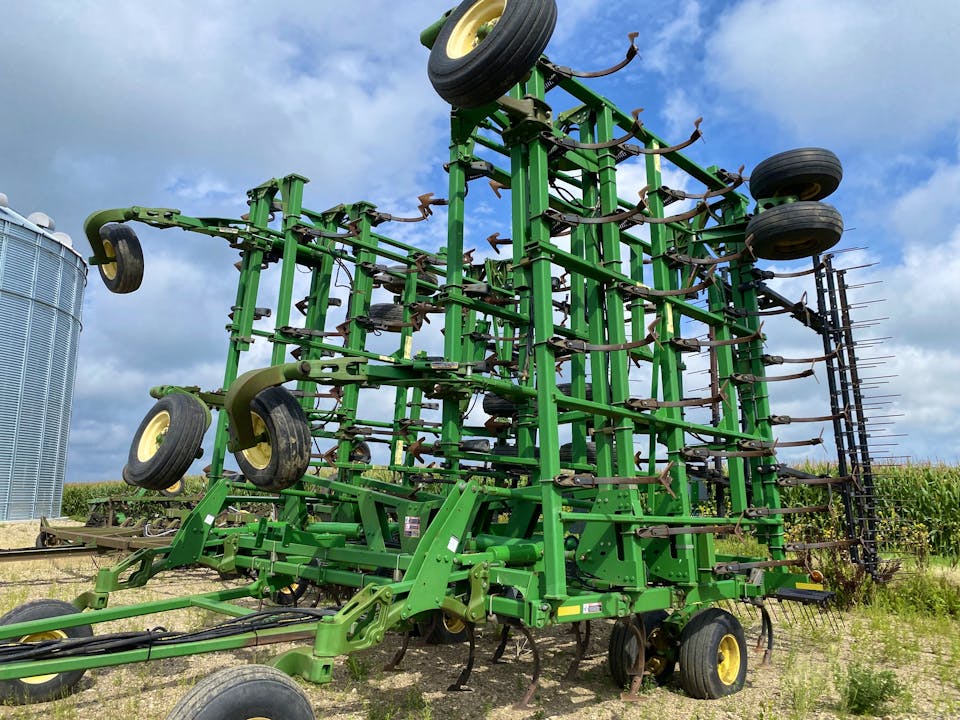 John Deere 2210