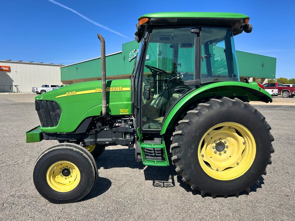 John Deere 5325