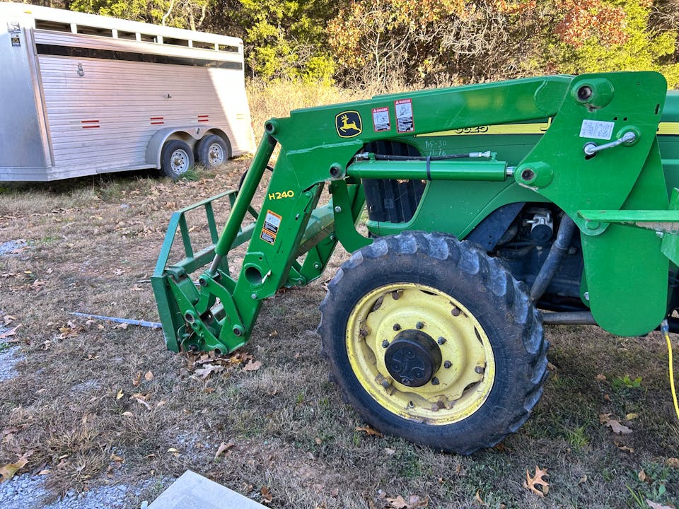 John Deere 5325