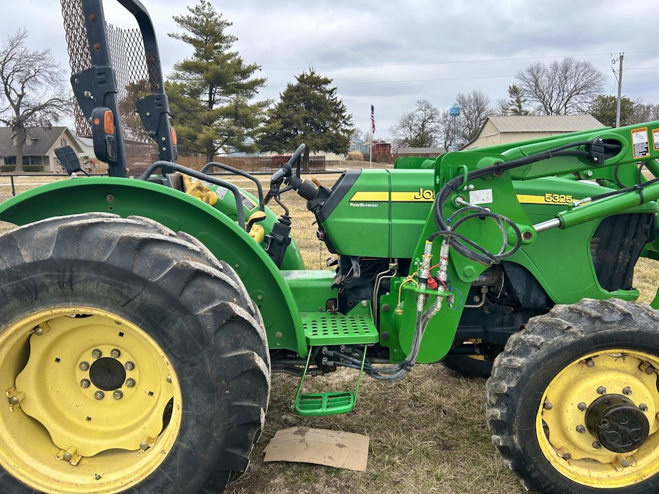 John Deere 5325