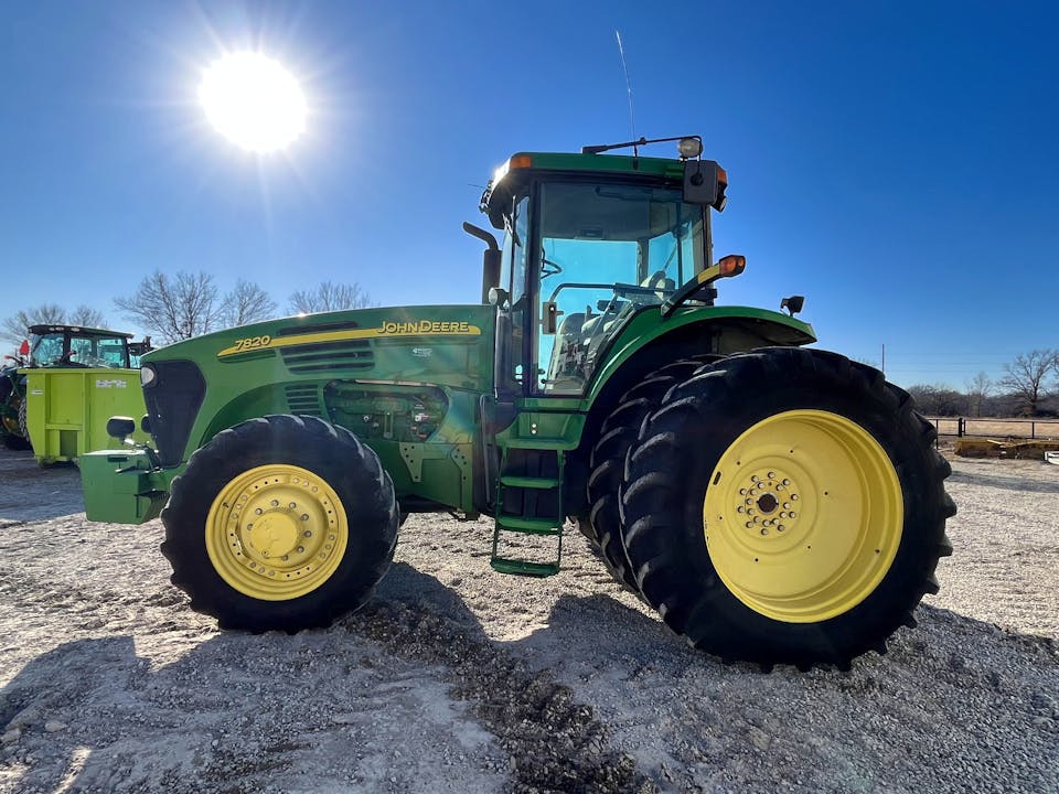 John Deere 7820