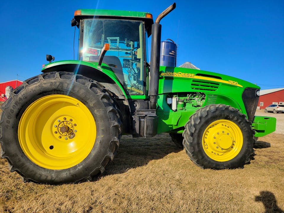 John Deere 7820