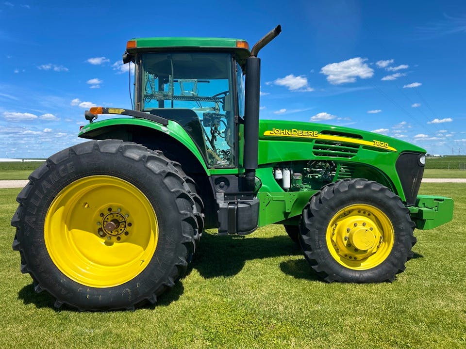 John Deere 7820