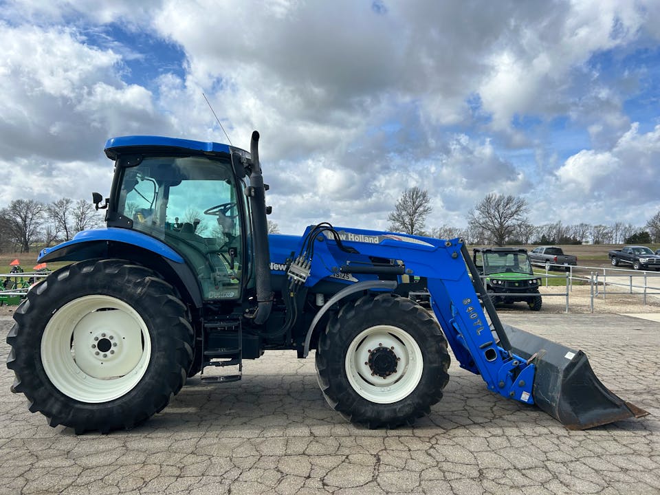 New Holland TS125A Deluxe Cab