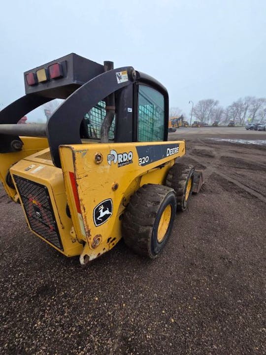 John Deere 320