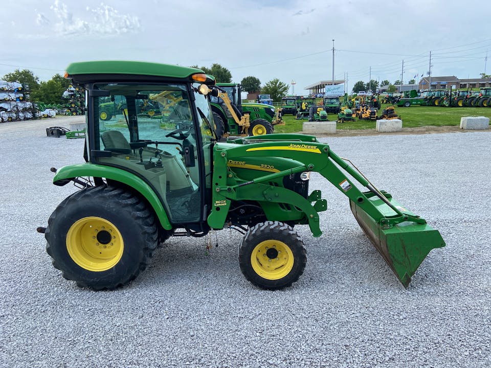 John Deere 3320