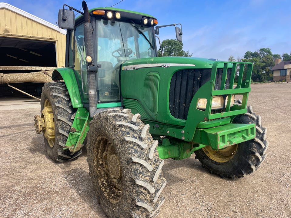 John Deere 7520
