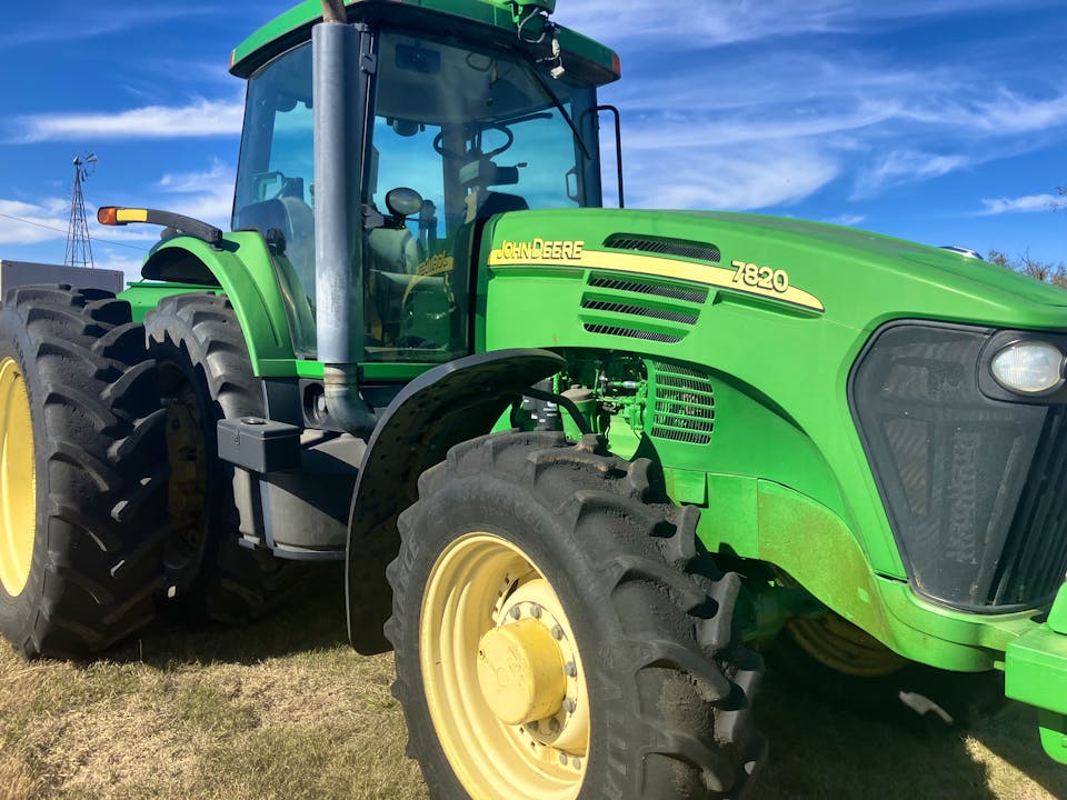 John Deere 7820