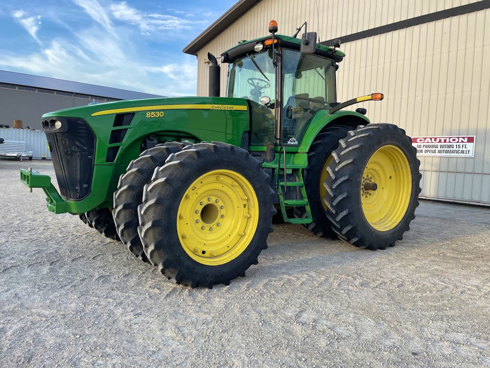John Deere 8530