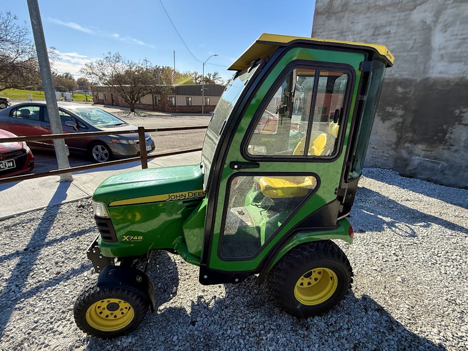 John Deere X748