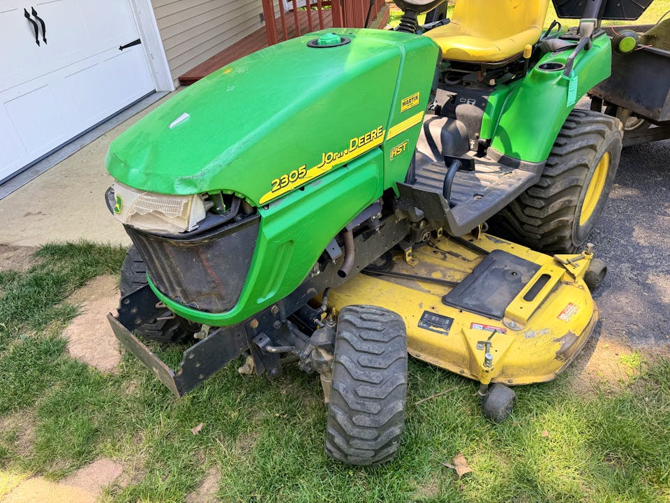 John Deere 2305
