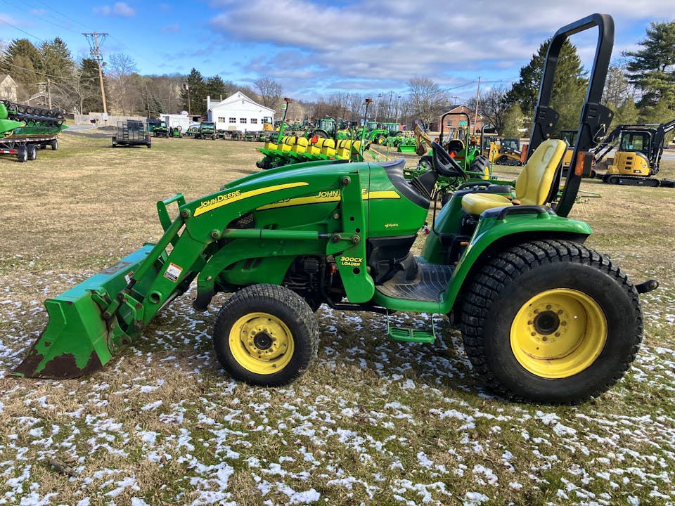 John Deere 3320