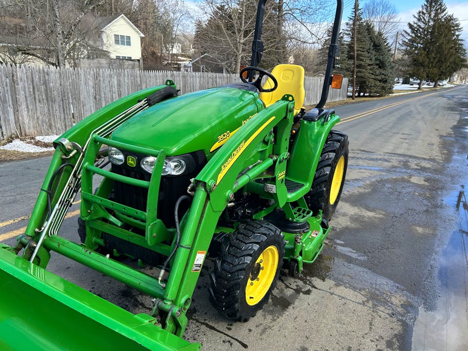 John Deere 3520