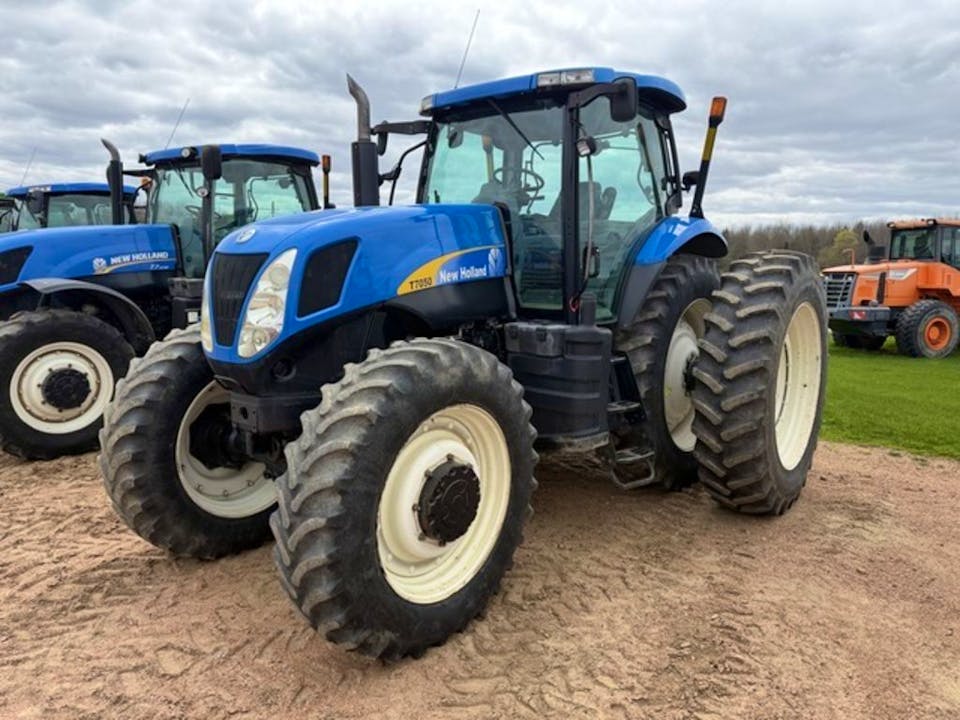 New Holland T7050