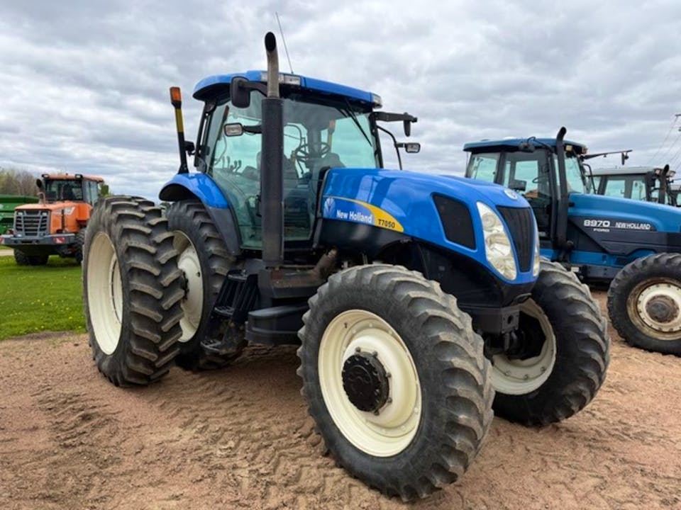New Holland T7050