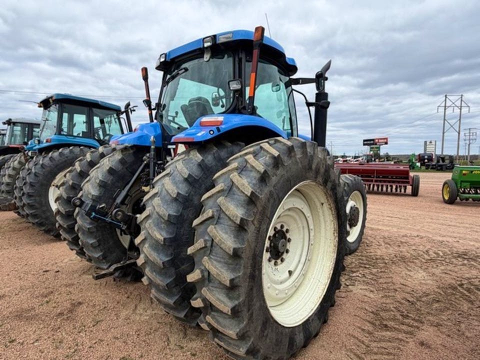 New Holland T7050