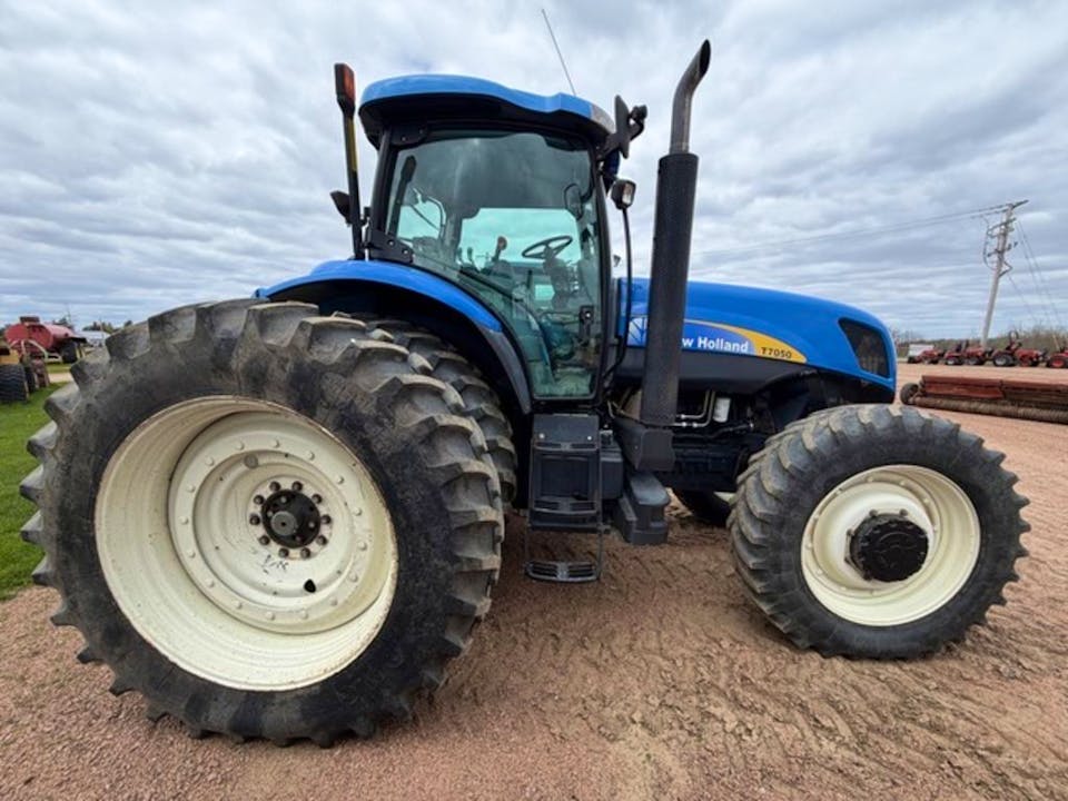 New Holland T7050