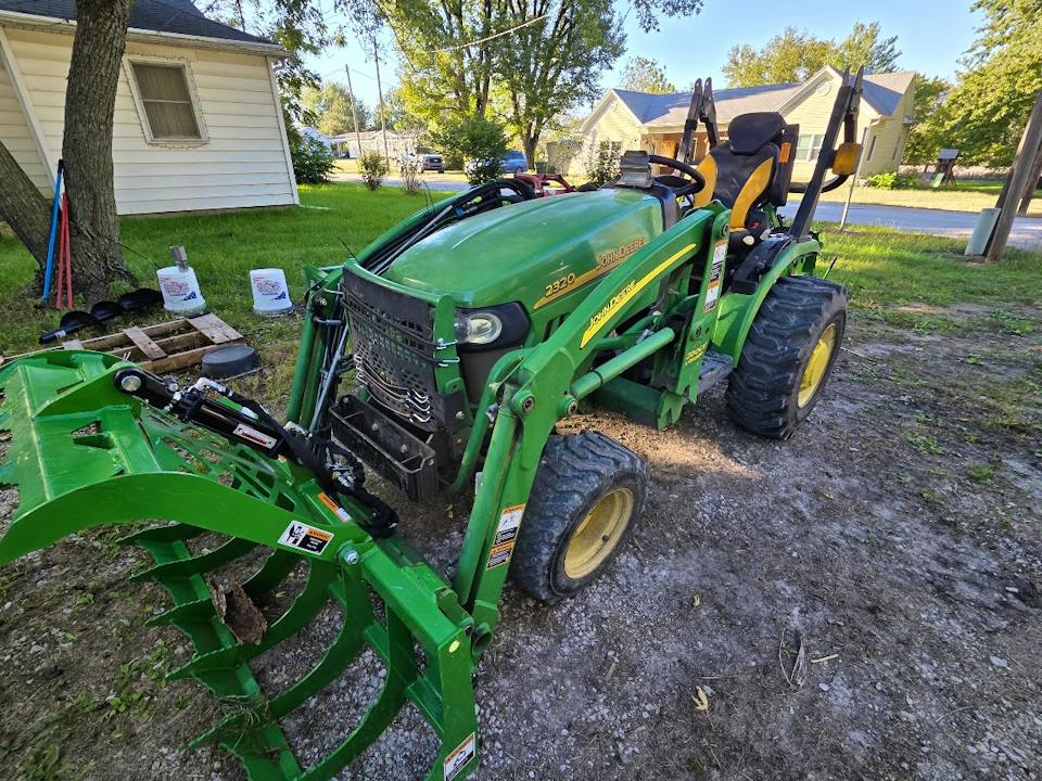 John Deere 2320