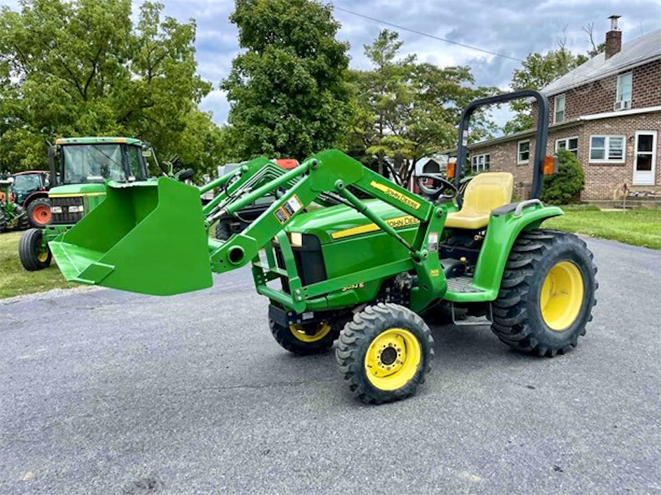 John Deere 3032E