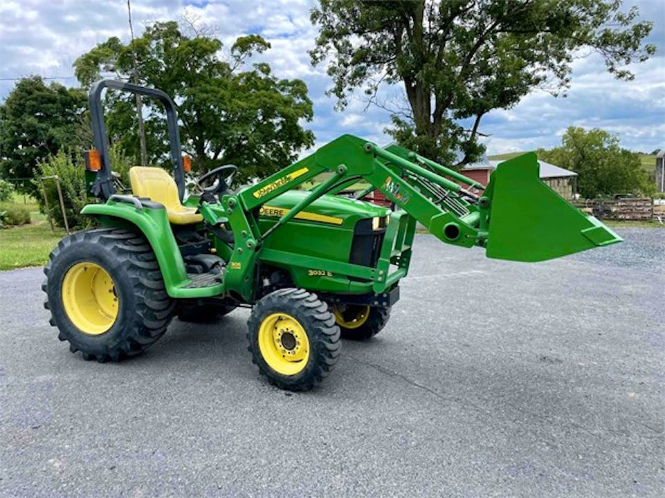 John Deere 3032E