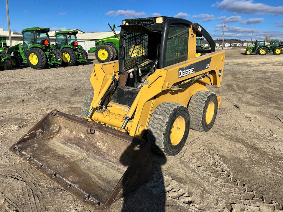 John Deere 325