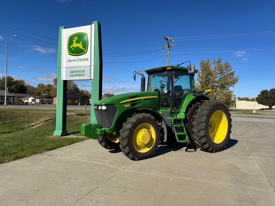 John Deere 7830