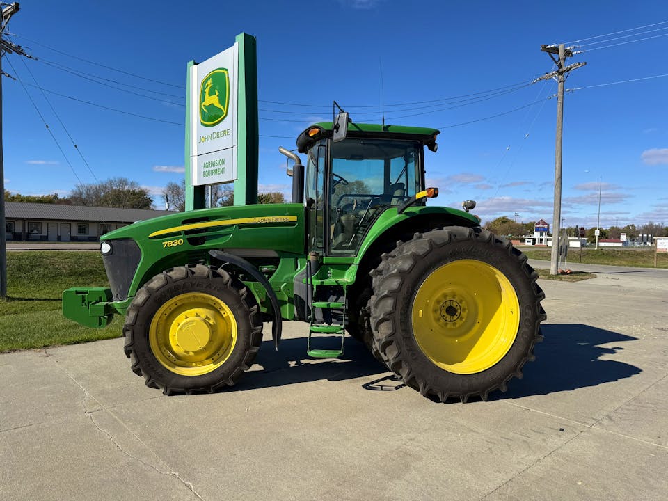 John Deere 7830