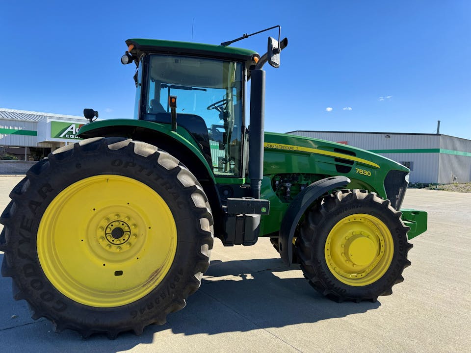 John Deere 7830