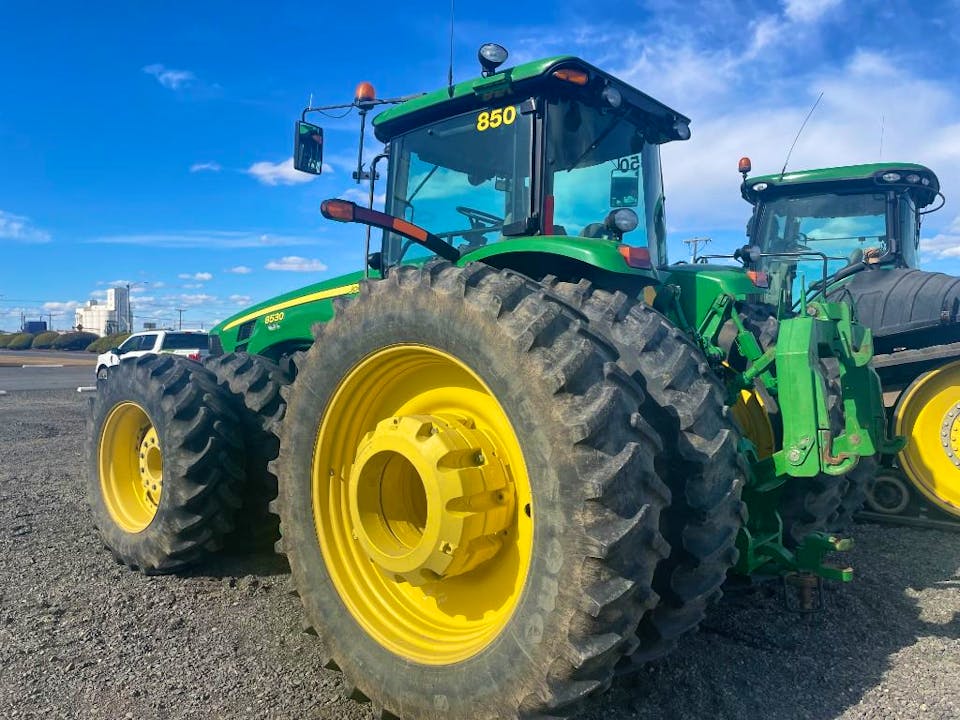 John Deere 8530