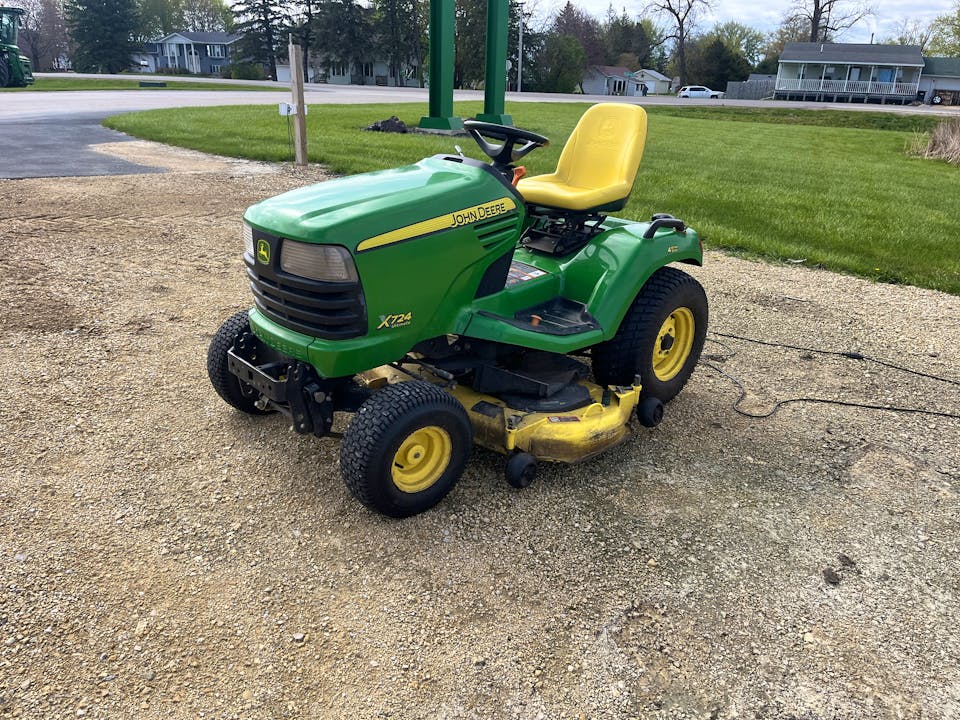 John Deere X724