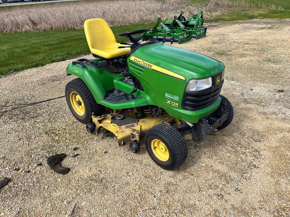 John Deere X724