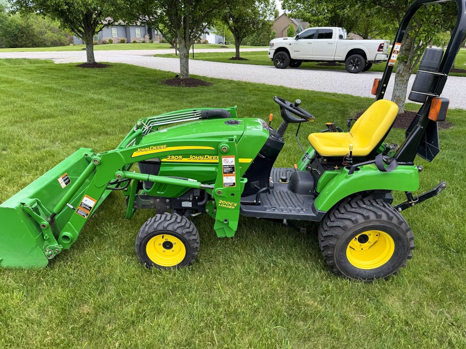 John Deere 2305