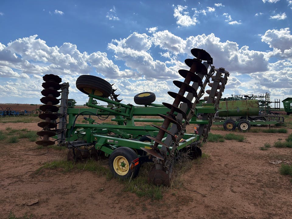 John Deere 637