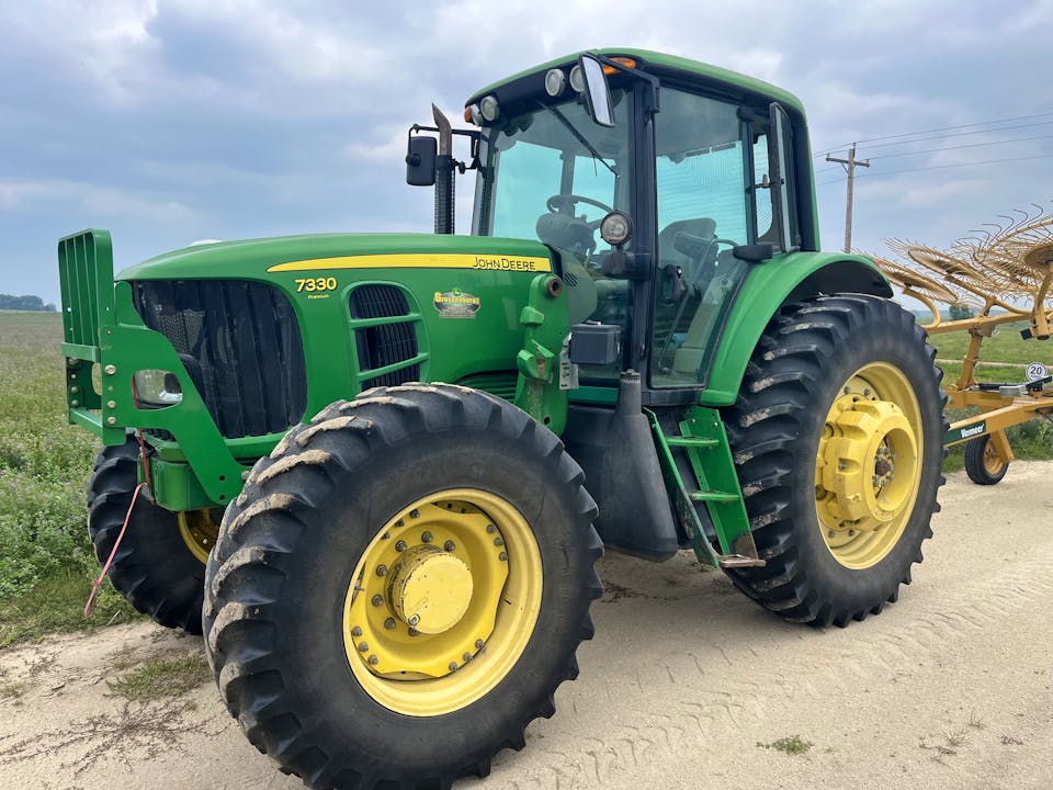 John Deere 7330