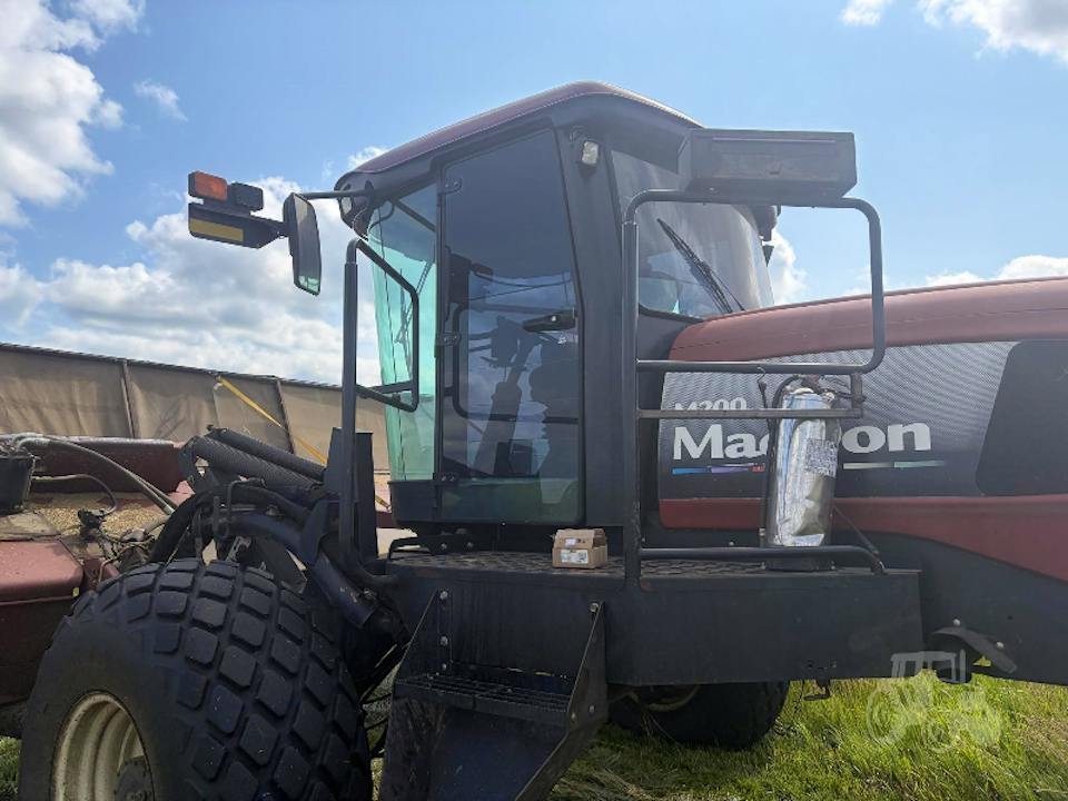 MACDON M200