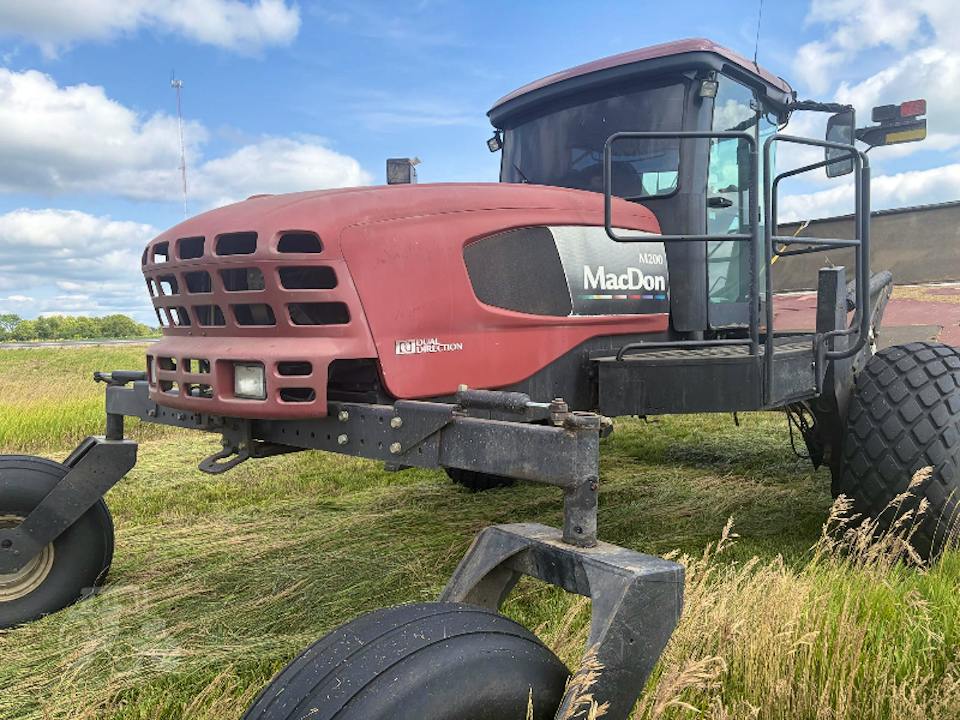 MACDON M200