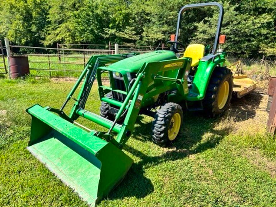 John Deere 3032E