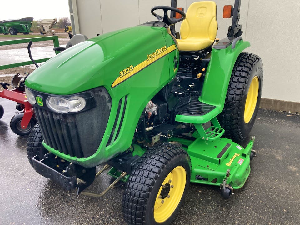 John Deere 3320