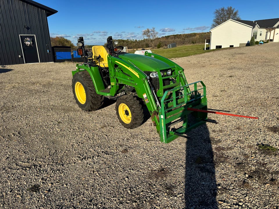 John Deere 3320