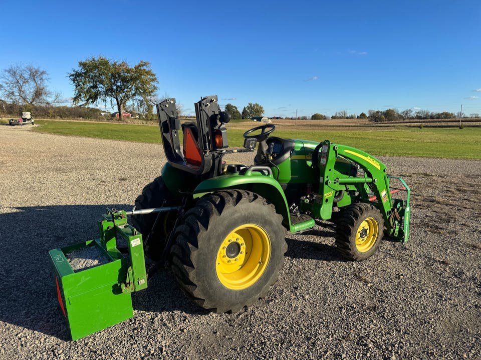 John Deere 3320