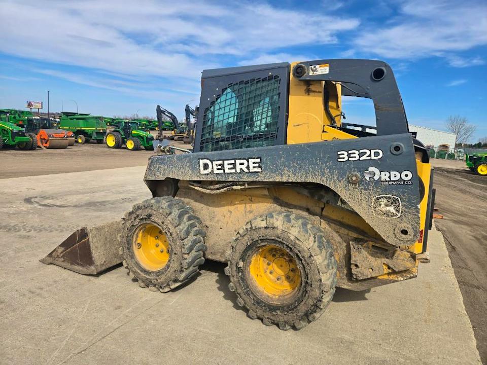 John Deere 332D
