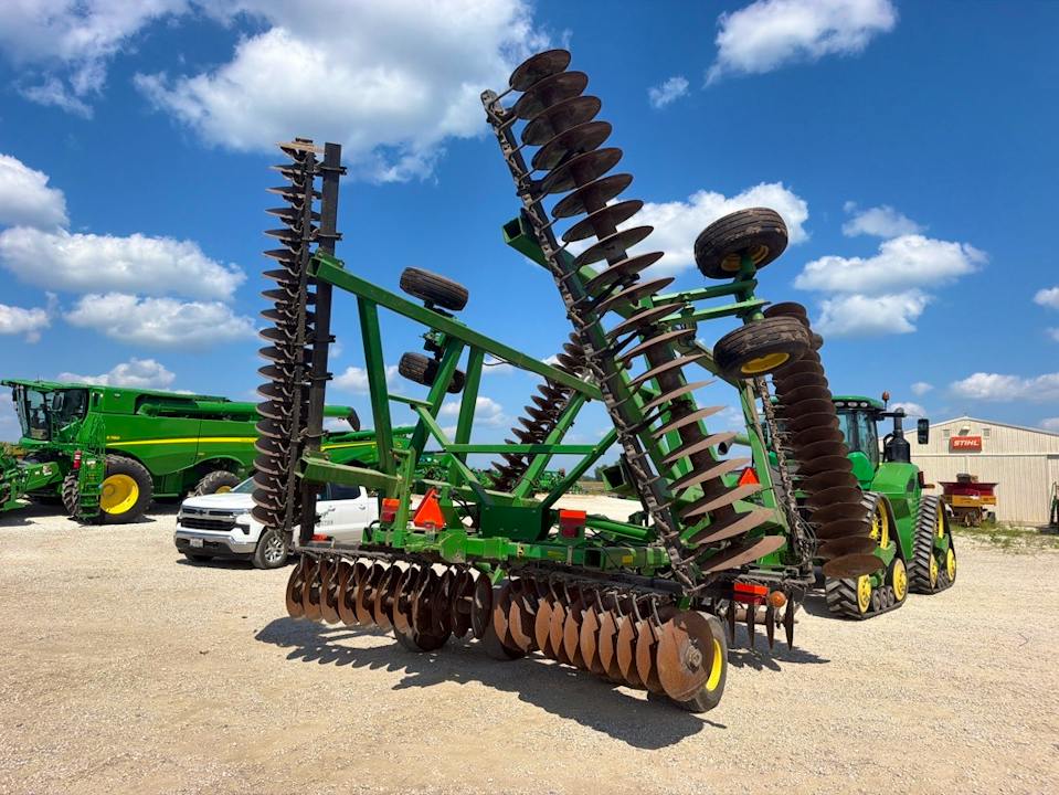 John Deere 637