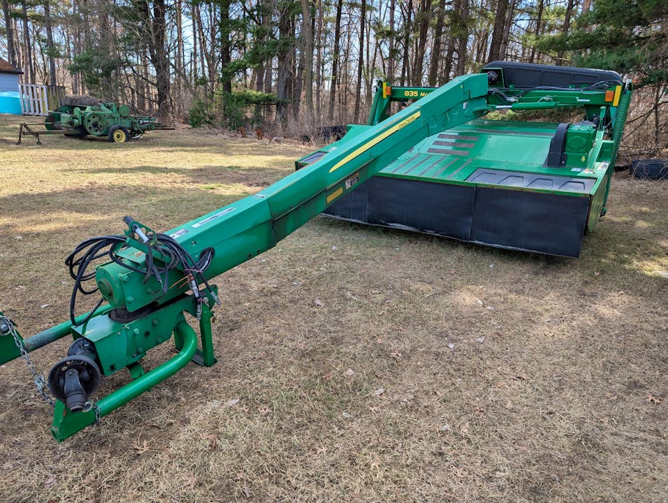 John Deere 835