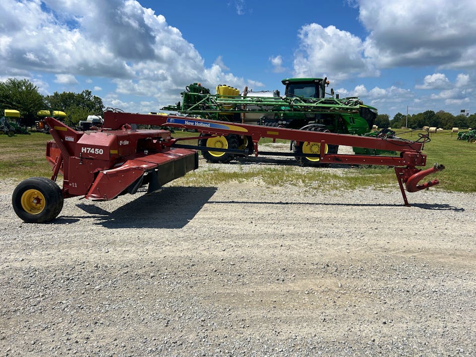 New Holland H7450