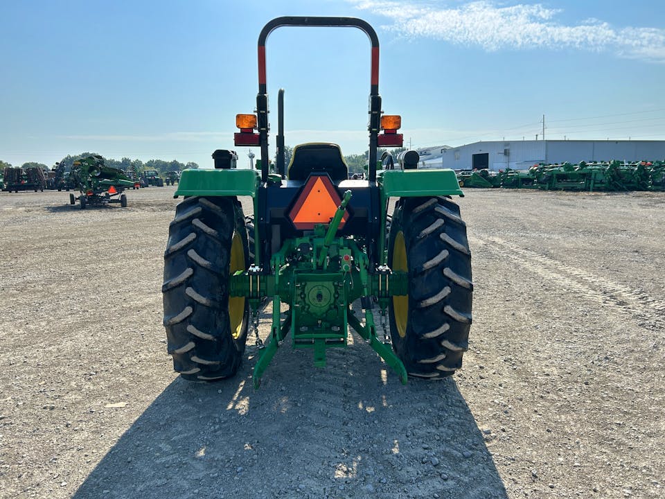 John Deere 5055E