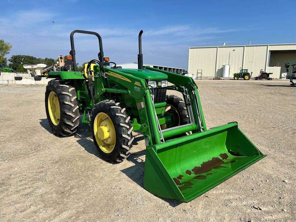 John Deere 5055E