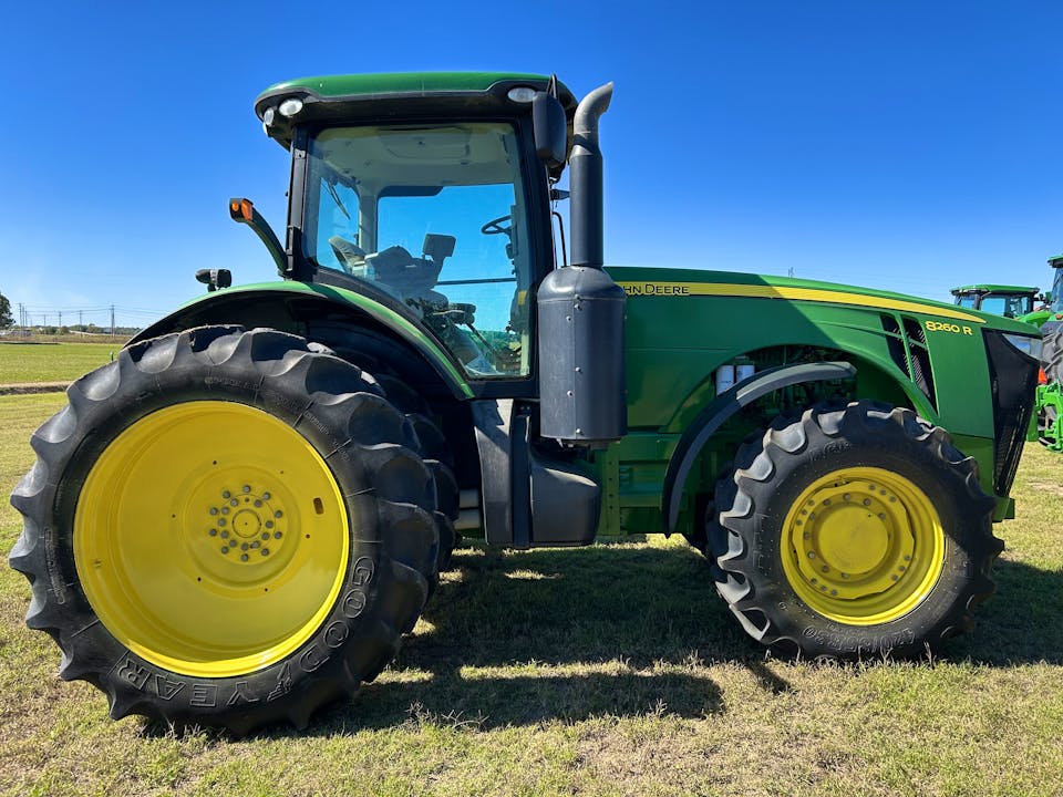John Deere 8260R