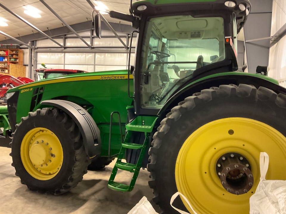 John Deere 8260R