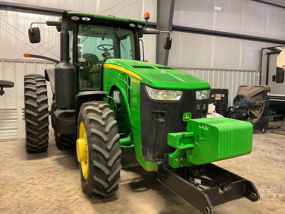 John Deere 8260R