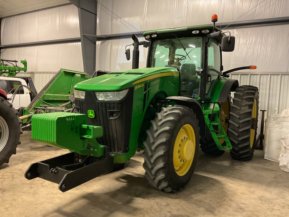 John Deere 8260R